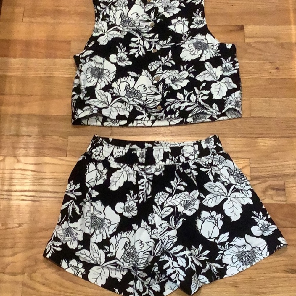 4/$12 Adorable 2 piece outfit - Picture 2 of 3